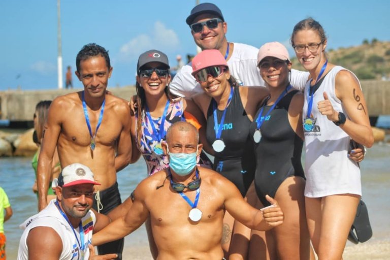 Nadadores con sus medallas al terminar una travesía de aguas abiertas cronometrada por Galerafort
