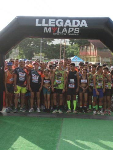 Corredores en la salida bajo el arco de llegada MYLAPS de Galerafort
