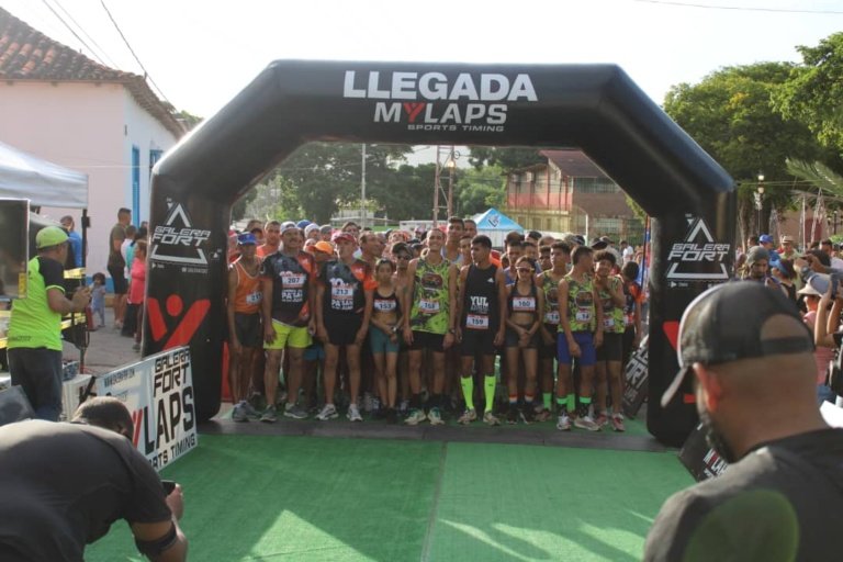 Corredores en la salida bajo el arco de llegada MYLAPS de Galerafort