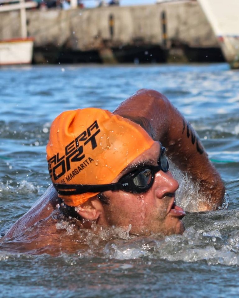 Nadador con gorro de Galerafort en una prueba de aguas abiertas