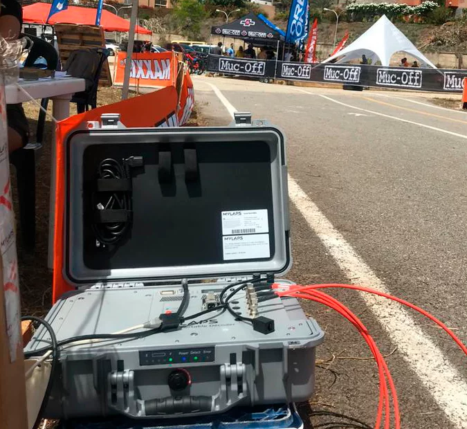 Decodificador MYLAPS BibTag conectado a las alfombras de cronometraje en una carrera
