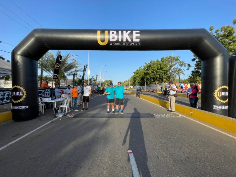 Arco de meta de UBIKE en una competencia de ciclismo de ruta cronometrada por Galerafort