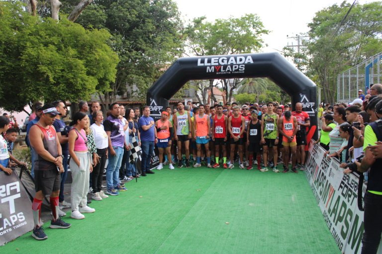 Corredores en la línea de salida bajo el arco MYLAPS de Galerafort