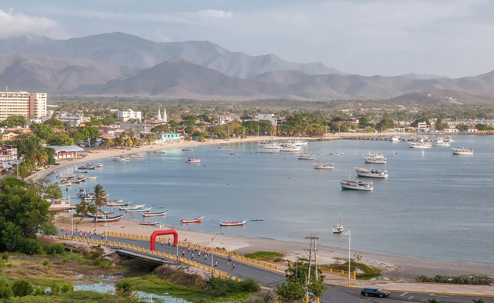 Bahía de Juangriego, Isla de Margarita, con corredores y arco de meta en la carretera costera